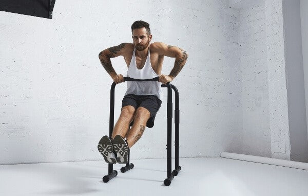 Straight Bar Dips - Wie man einen Straight Bar Dip richtig ausführt